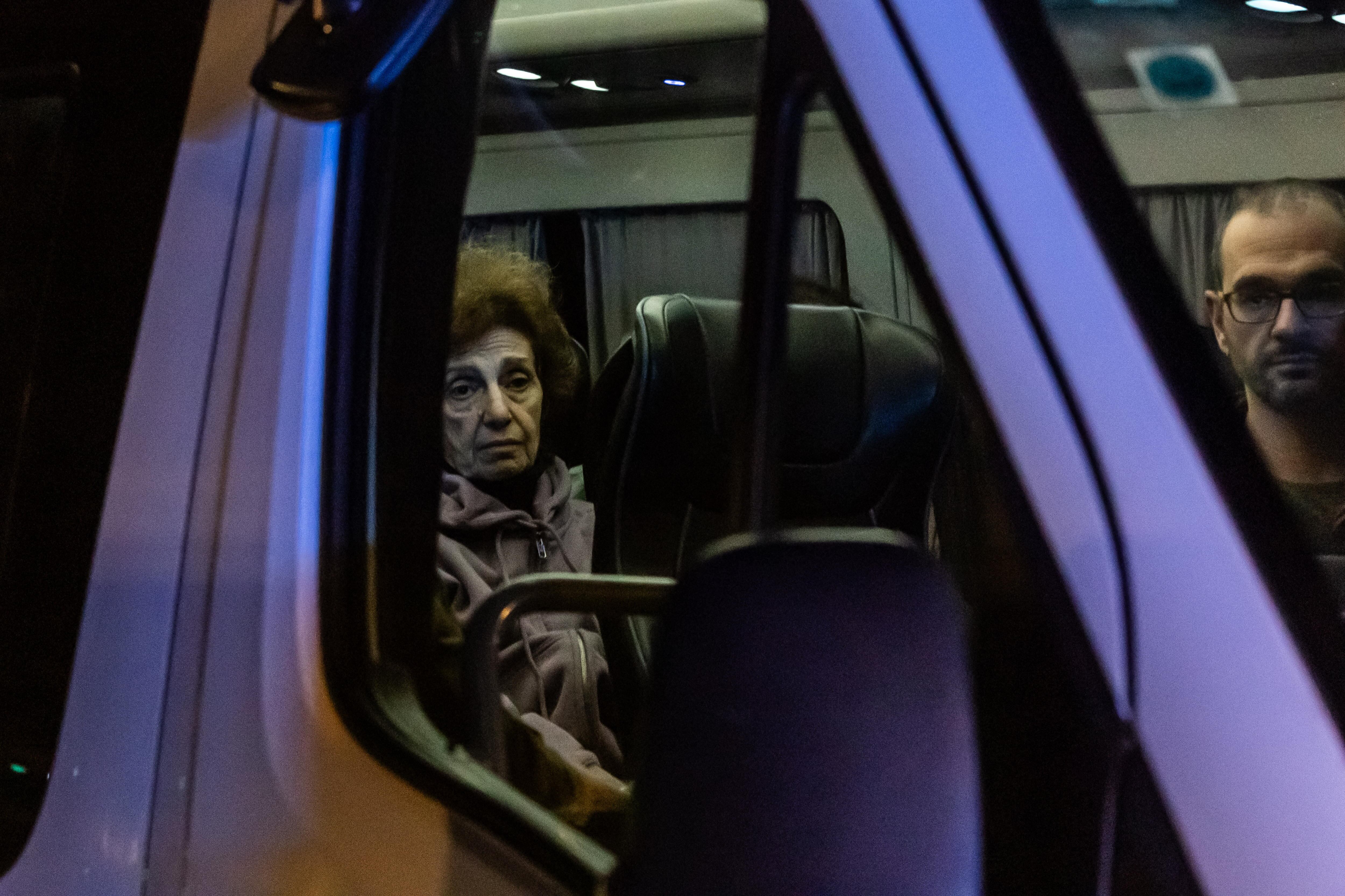 Ramat Gan (Israel), 29/11/2023.- Russian-Israeli Irena Tati, who was taken hostage by the Palestinian militan group Hamas in the 07 October attacks, sits inside a van after disembarking from an Israeli army helicopter carrying released hostages at Sheba Medical Center at Tel HaShomer in Ramat Gan, Tel Aviv district, Israel, 29 November 2023. IDF Spokesperson Rear Admiral Daniel Hagari announced on 29 November that two hostages released by Hamas, identified as Irena and Yelena, have returned to Israel. The two women were to be transferred to hospital for medical checks and meeting with their families. Hamas was still holding 159 hostages that were abducted on 07 October, Hagari added. Israel and Hamas had agreed to a temporary ceasefire which came into effect on 24 November and included a deal for the release of hostages held by Hamas in the Gaza Strip in exchange for Palestinians detained in Israeli prisons. Thousands of Israelis and Palestinians have died since the militant group Hamas launched an unprecedented attack on Israel from the Gaza Strip on 07 October, and the Israeli strikes on the Palestinian enclave which followed it. (Rusia) EFE/EPA/CHRISTOPHE PETIT TESSON