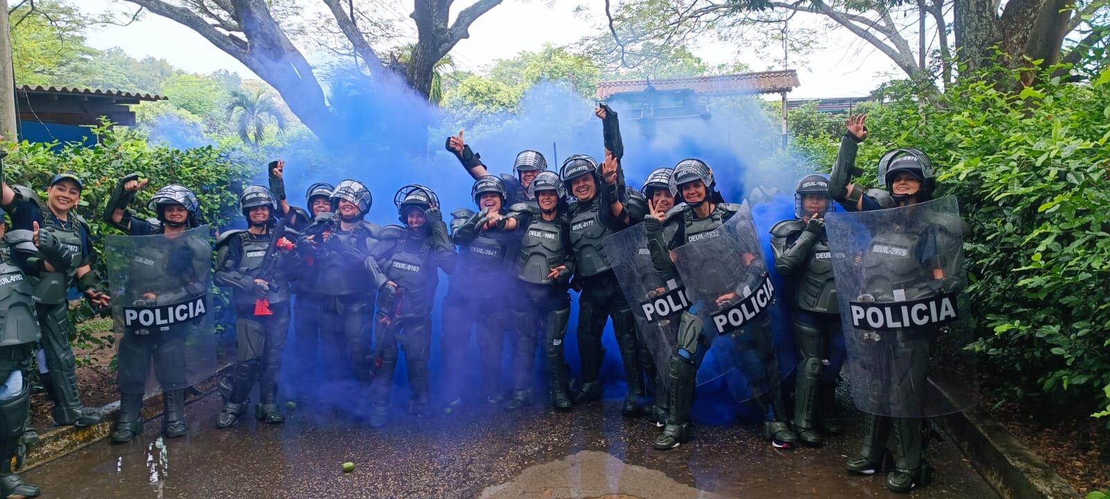 Los comunicadores vivieron la experiencia con el GAULA en una simulación del rescate de una supuesta víctima de secuestro.