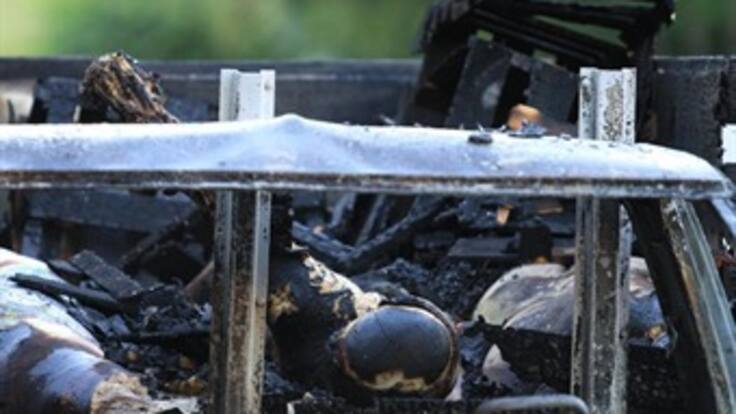 Hallan 16 cuerpos calcinados en dos vehículos en Culiacán, México