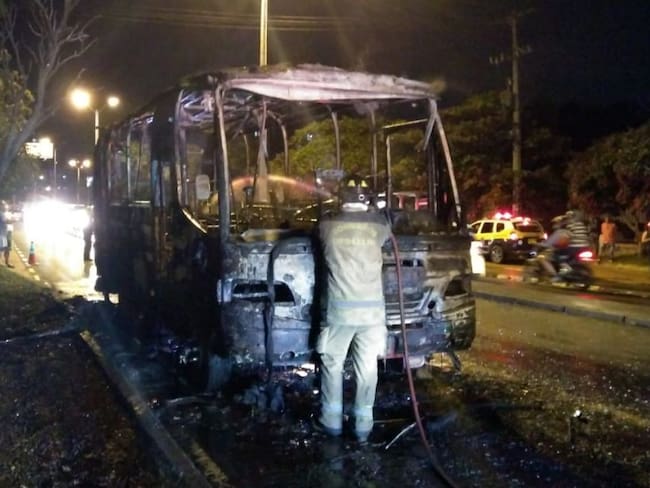 Un bus de servicio público se incineró en Medellín