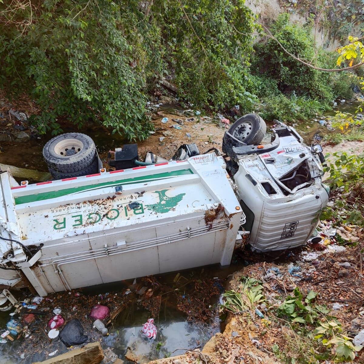 Camión de Bioger cayó a un caño en Turbaco: no hubo lesionados
