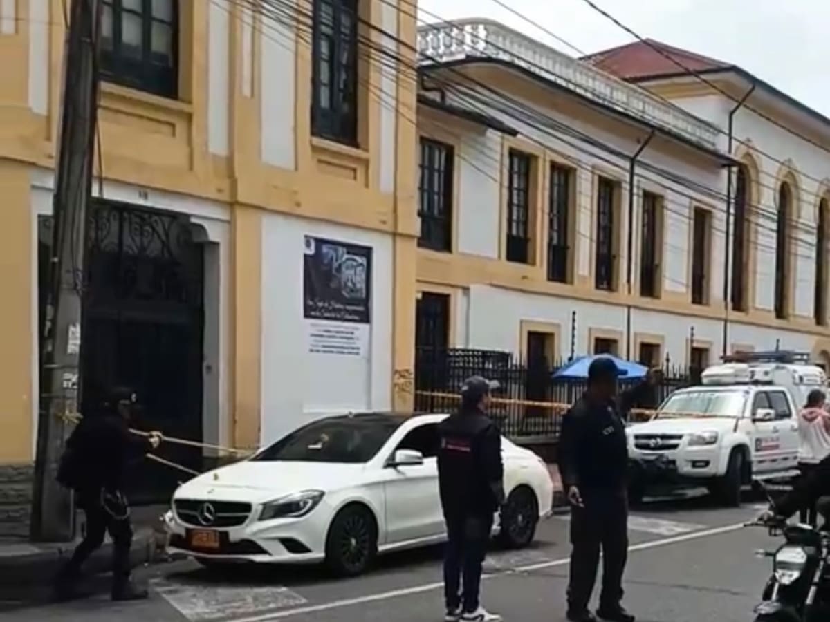 Asesinaron a dos jóvenes en lujoso vehículo en sector comercial de Bogotá: esto se sabe