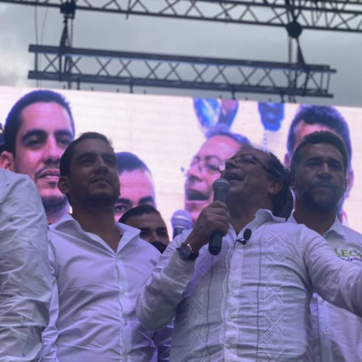 Los que le hacen daño a Medellín son los que quieren revocar alcaldes : Petro