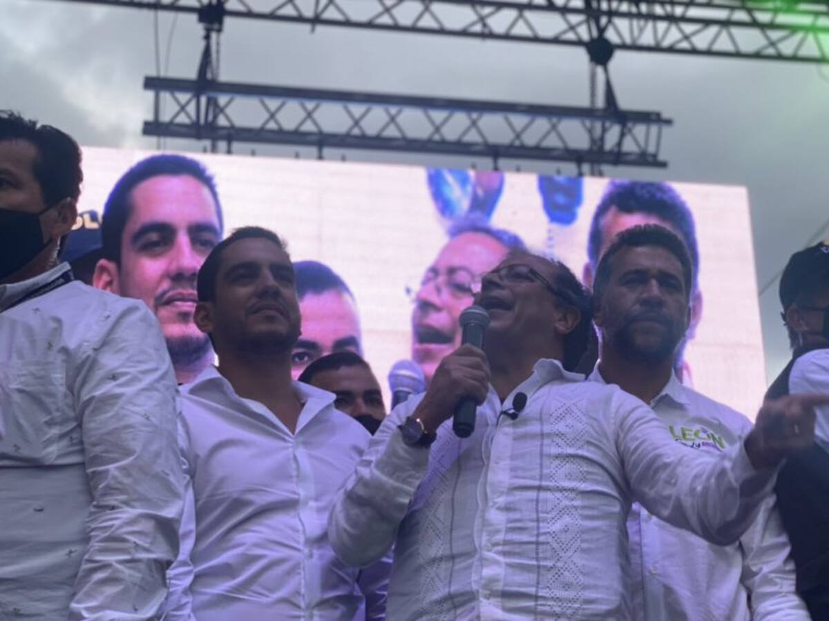 Los que le hacen daño a Medellín son los que quieren revocar alcaldes : Petro