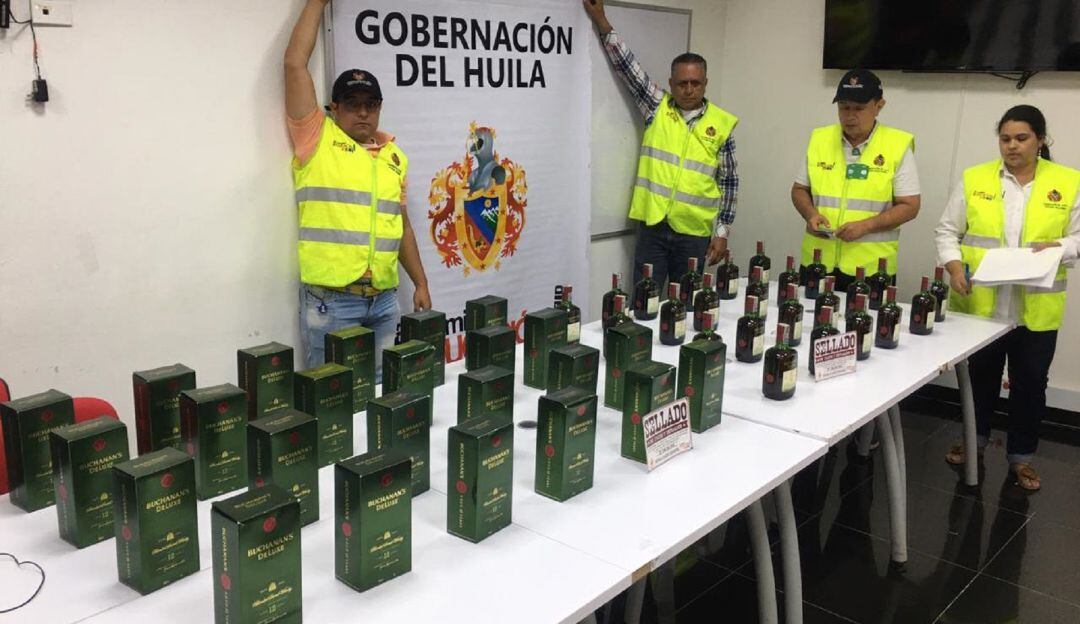 Decomisan cerca de 100 botellas de licor de contrabando en el Huila.