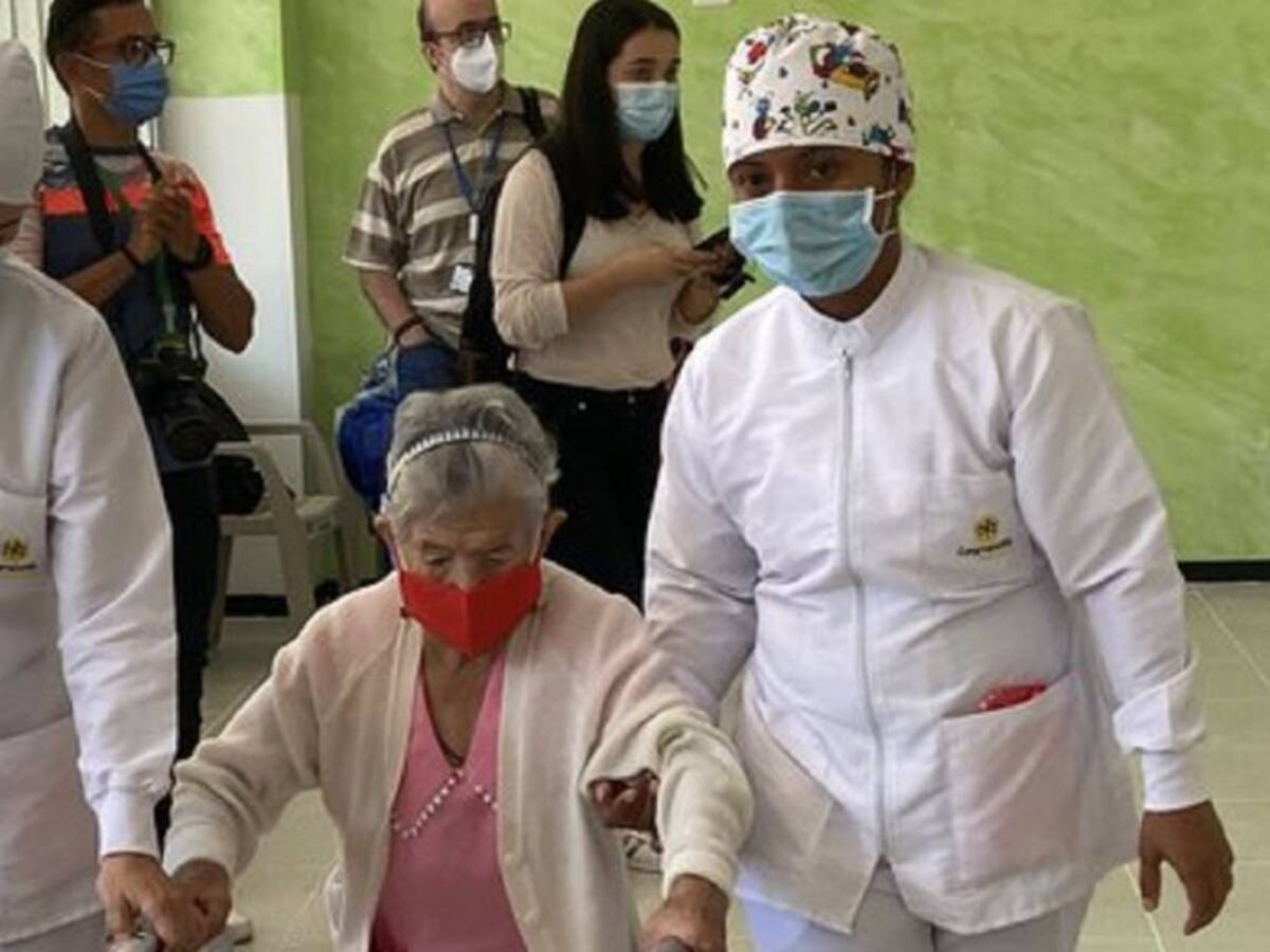 VIDEO: Mujer de 106 años primera vacunada contra la COVID-19 en asilos