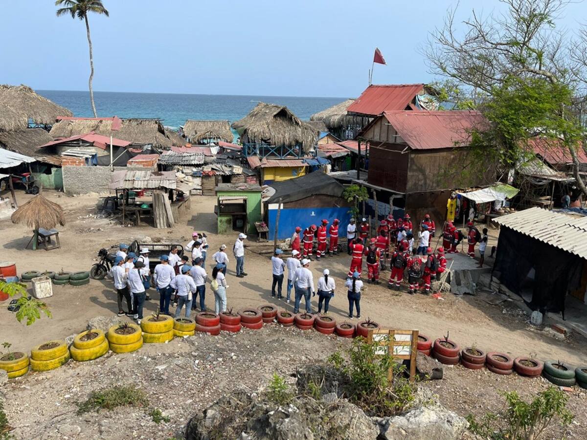 Veolia Aseo Cartagena realizó limpieza en Playa Blanca para recibir la Semana Santa