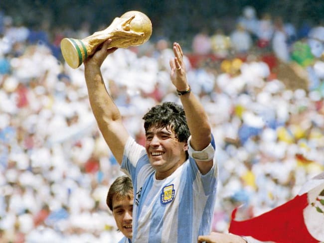 Maradona alzando la Copa del Mundo en México 1986.
