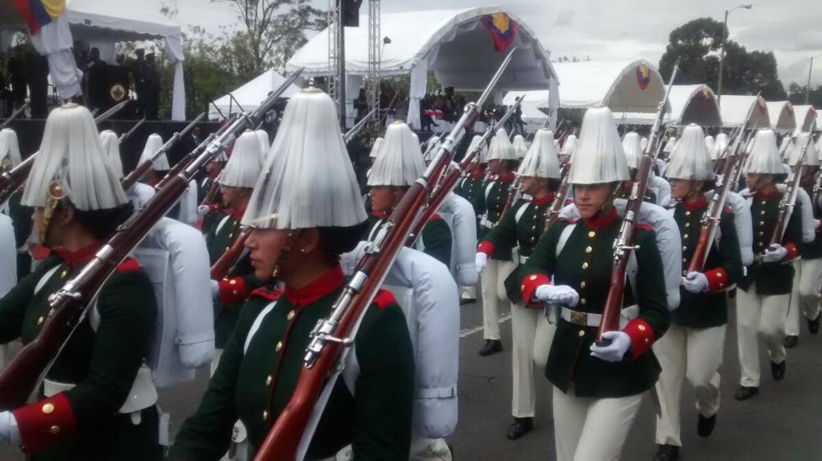 Miles de personas en todo el país se movilizan para observar los desfiles del 20 de julio.