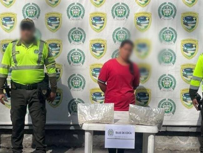 Entre fajas improvisadas, así pretendía una mujer pasar droga en vías del Magdalena