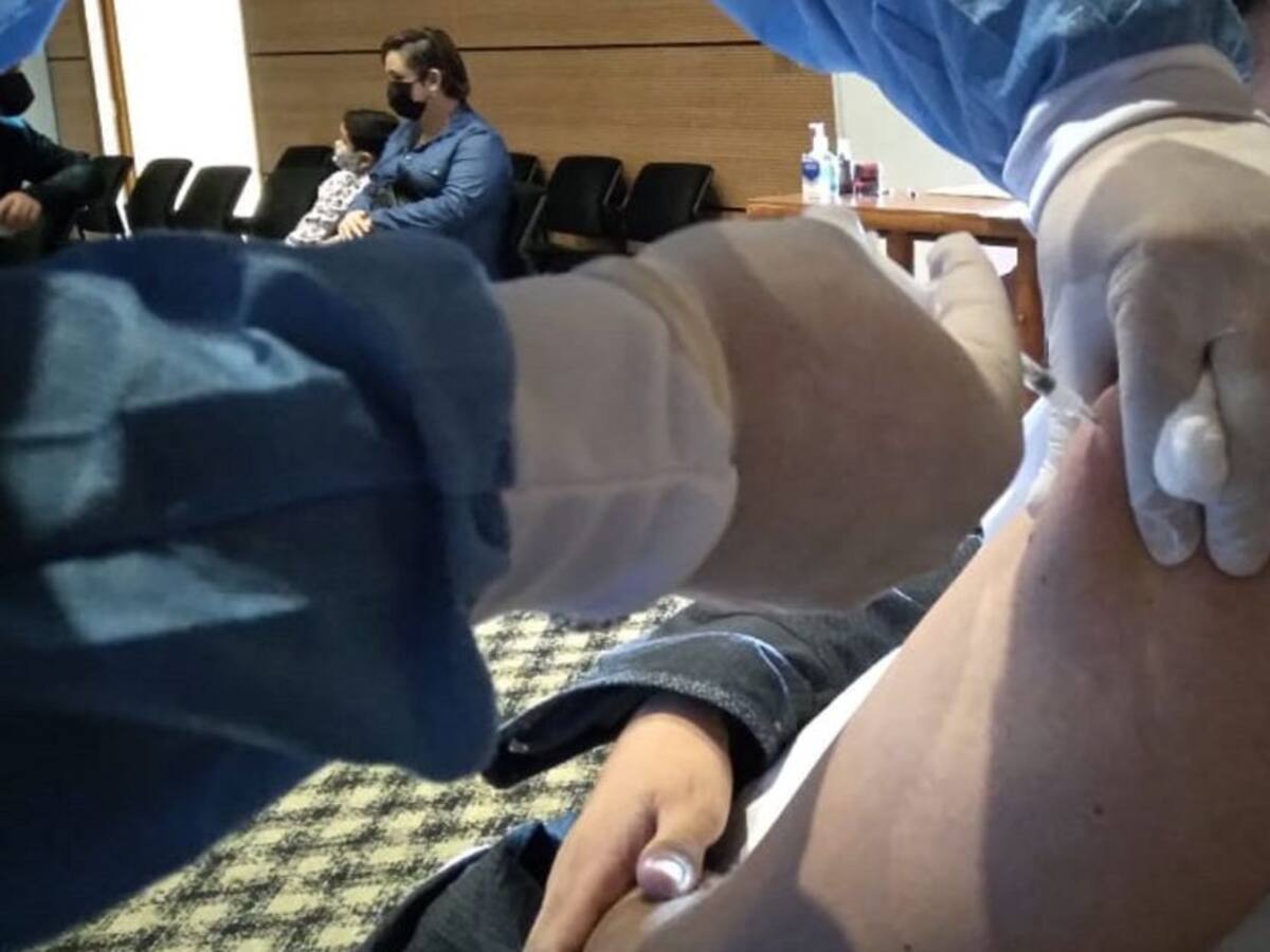 Ante escasez de vacunas COVID en Quindío, aumenta agresión a vacunadores