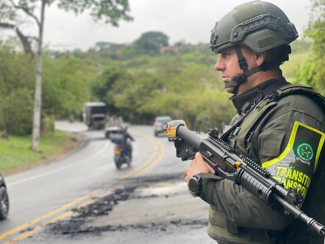 Policía Valle retiró los vehículos incinerados para restablecer la movilidad en la vía Cali–Buenaventura