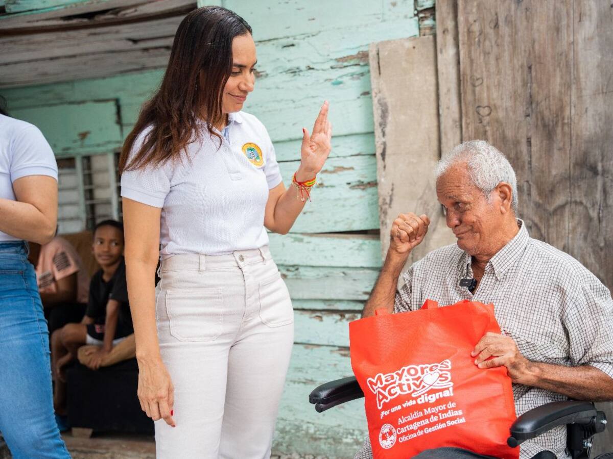 Secretaría de Desarrollo Social beneficia a 14 familias con sillas de ruedas en Cartagena