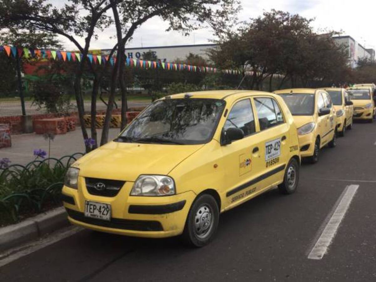 Inicia concentración de taxistas en varios puntos de Bogotá