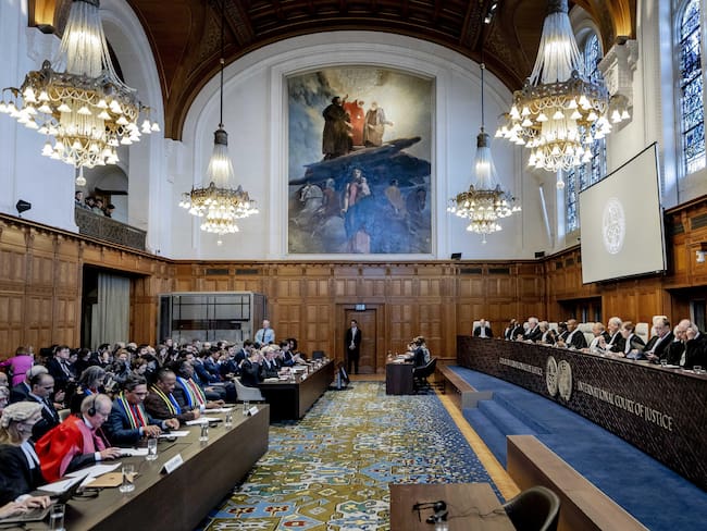 The Hague (Netherlands), 26/01/2024.- President Donoghue and other judges, during a ruling by the International Court of Justice (ICJ) in The Hague, The Netherlands, on a request by South Africa for emergency measures for Gaza, 26 January 2024. The UN court is to deliver an interim ruling in South Africa's genocide case against Israel and decide whether to issue emergency measures ordering Israel to halt its operations in Gaza. (Países Bajos; Holanda, Sudáfrica, La Haya) EFE/EPA/Remko de Waal