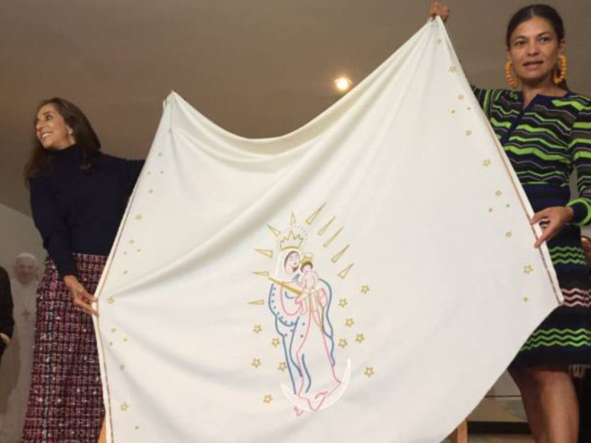 Bordados y tejidos artesanales se destacan en el ornamento del papa Francisco