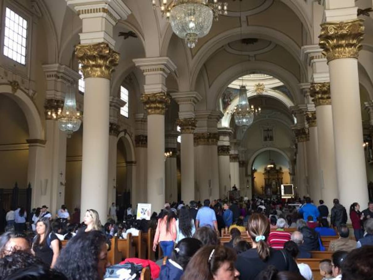 Romería de feligreses ante la Virgen de Chiquinquirá
