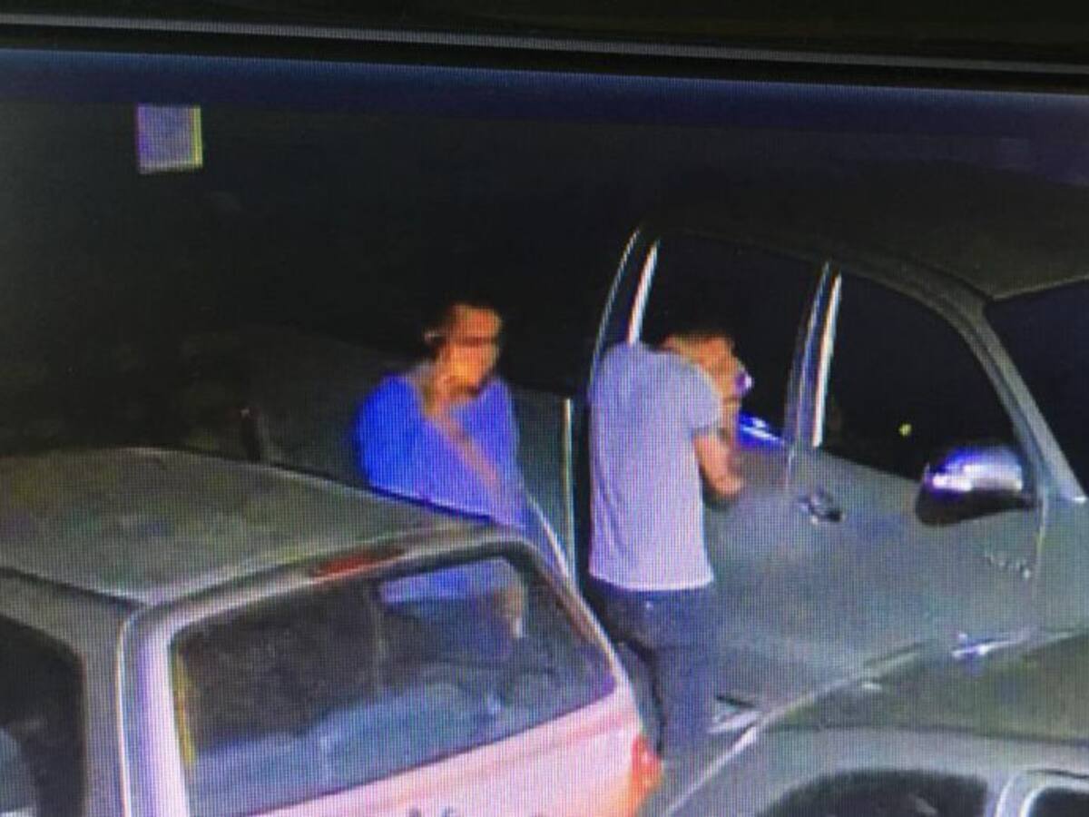 En menos de un minuto ladrones saquean vehículo en Rionegro