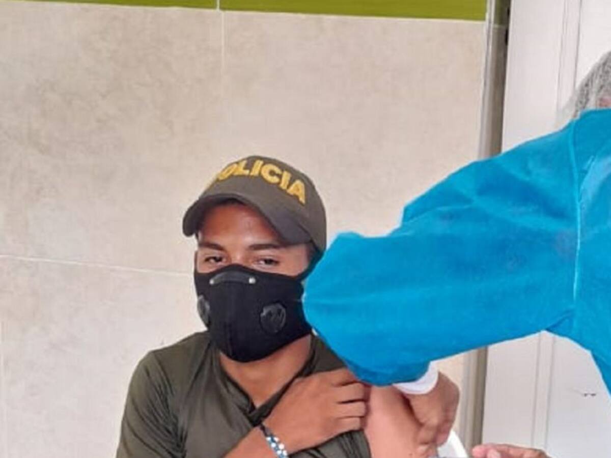 304 policías han sido vacunados contra el COVID-19 en municipios de Bolívar