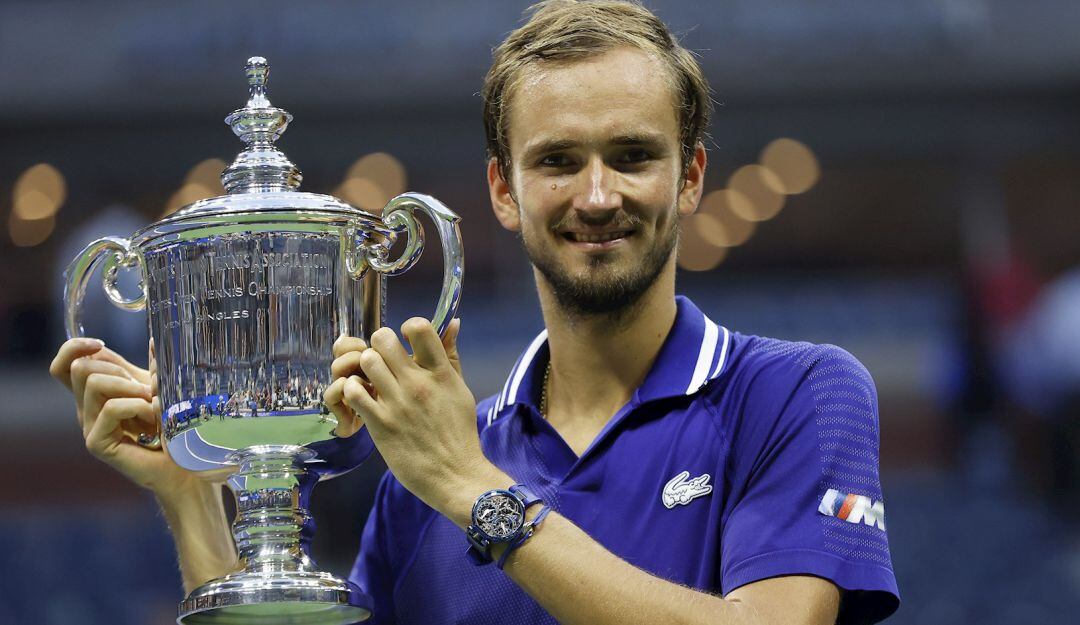Daniil Medvedev posa con su primer trofeo de un Grand Slam.