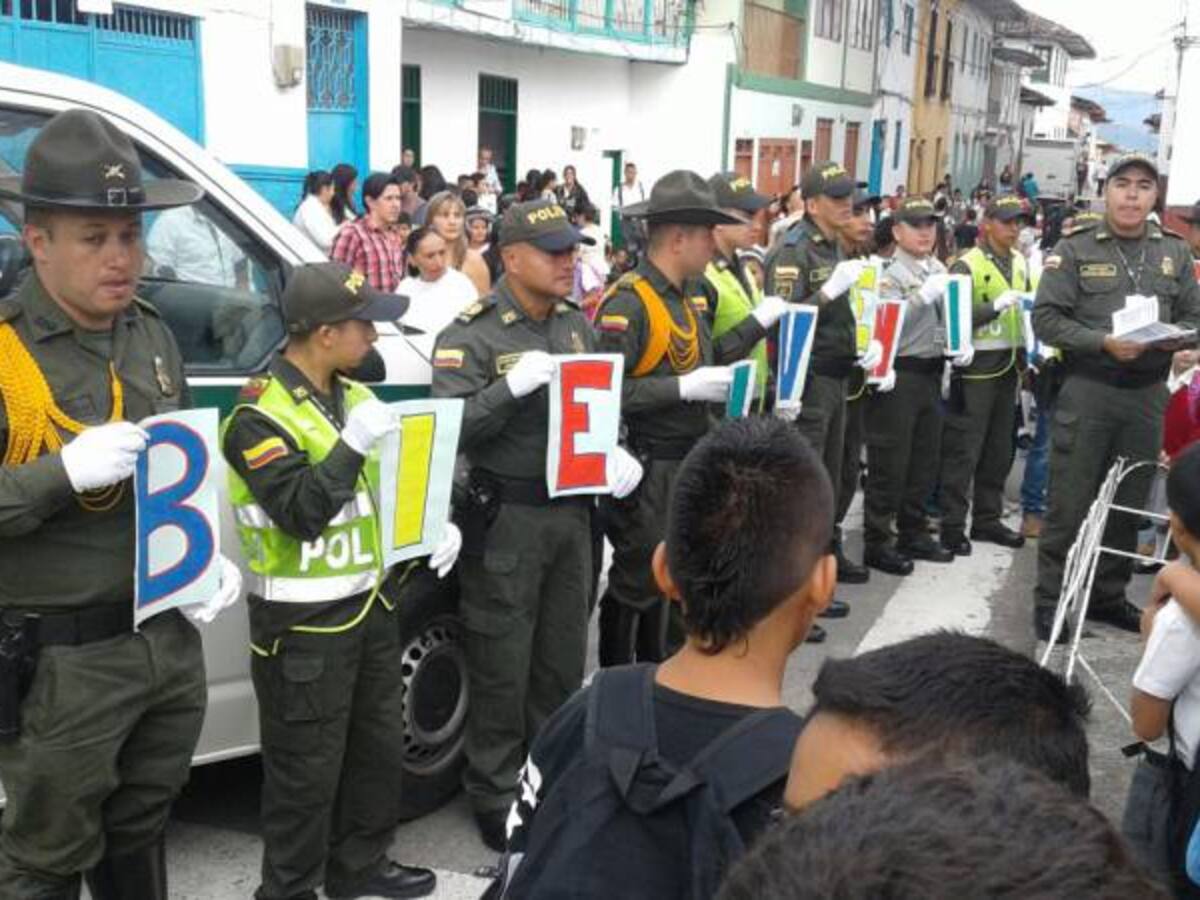 Policía atenta al regreso de las clases en Caldas