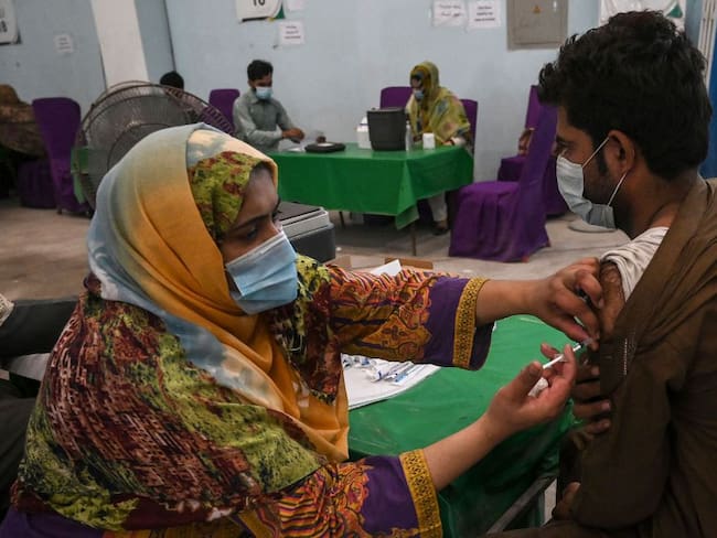 Las autoridades sanitarias de Punjab esperan que bajo esta decisión se presione y acelere la inmunización entre los escépticos.