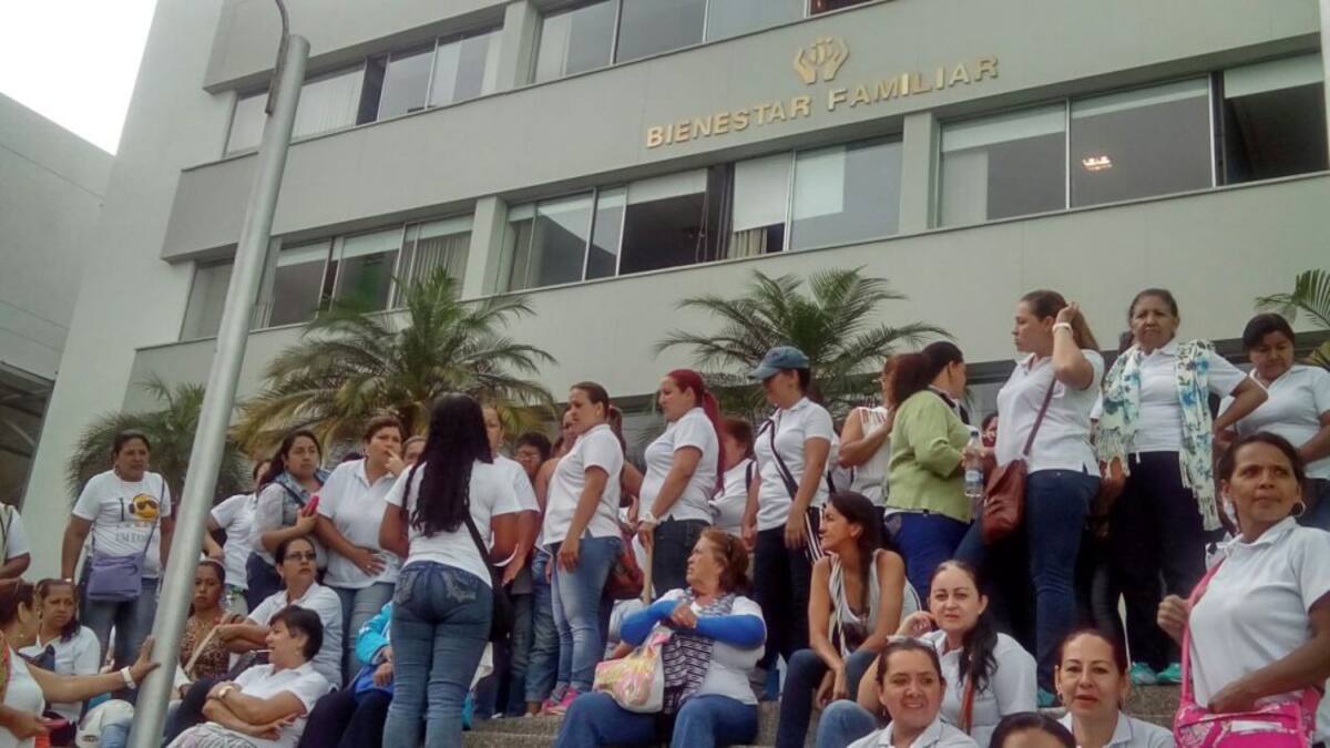 Con camisetas blancas las madres comunitarias del Quindío protestaron