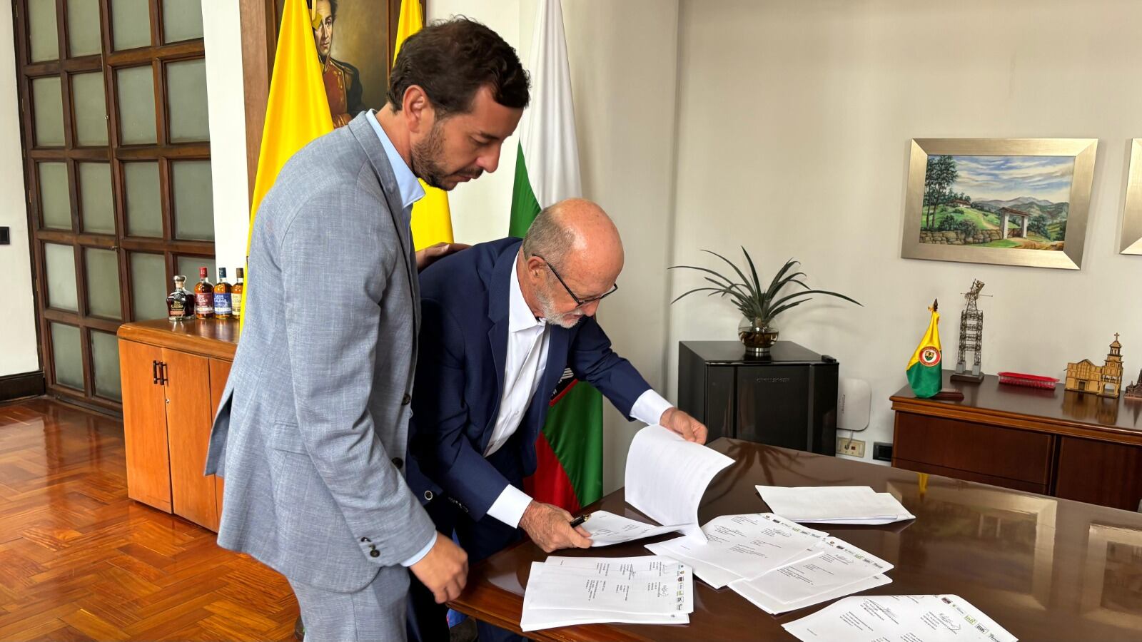 El Gobernador de Caldas y el Gerente del Patrimonio Autónomo firmando el convenio de subterranización. Foto: Gobernación de Caldas.