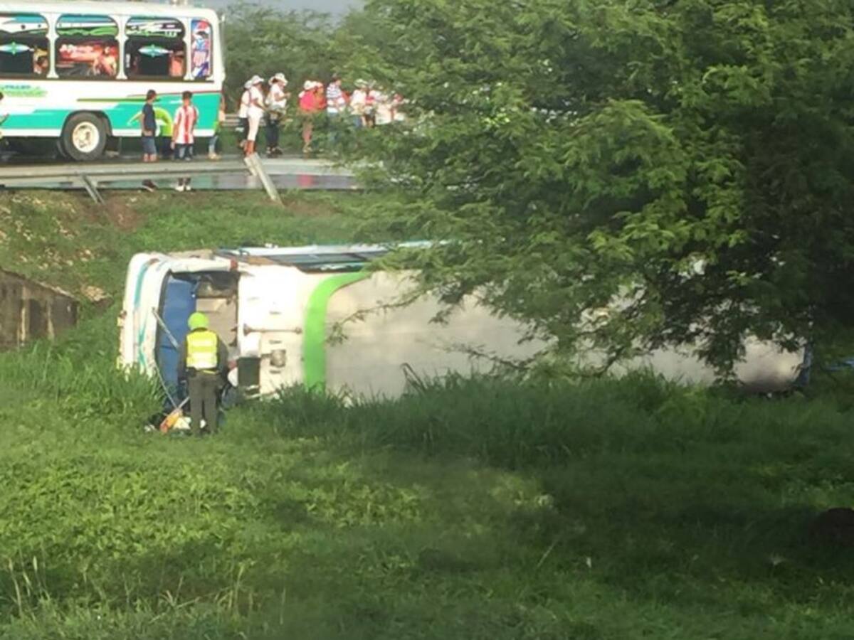 27 heridos al volcarse bus que transporte simpatizantes de Vargas Lleras