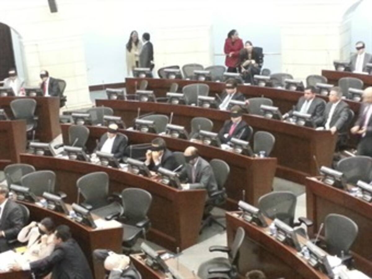Plenaria del Senado aprobó con los ojos vendados proyecto que favorece a personas ciegas