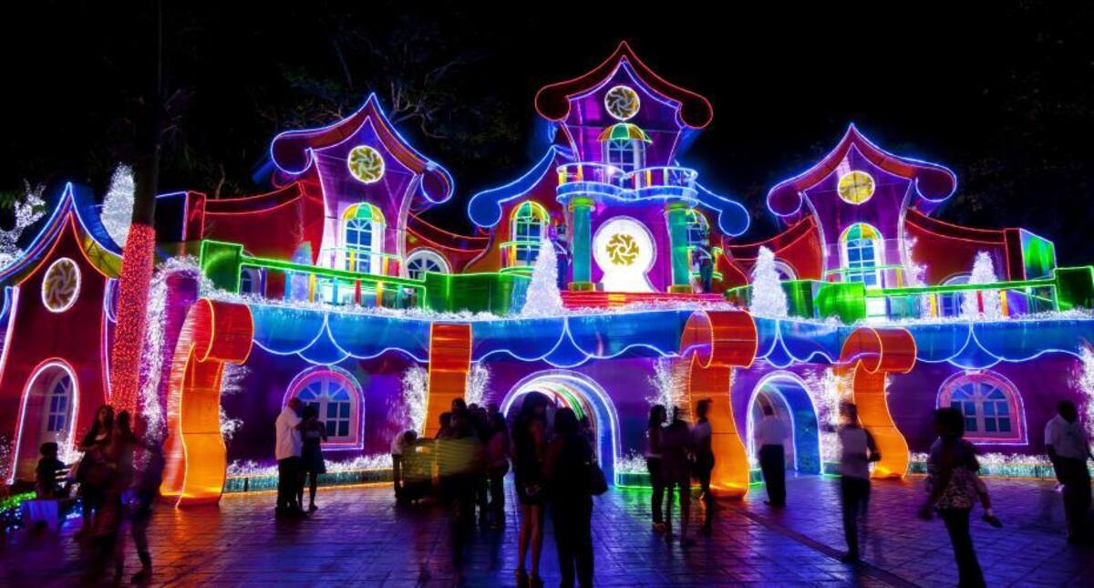Árboles humanos, en los ríos y las ciudades más emblemáticas del mundo inundadas de luces y de la magia de la navidad. / República Dominicana.