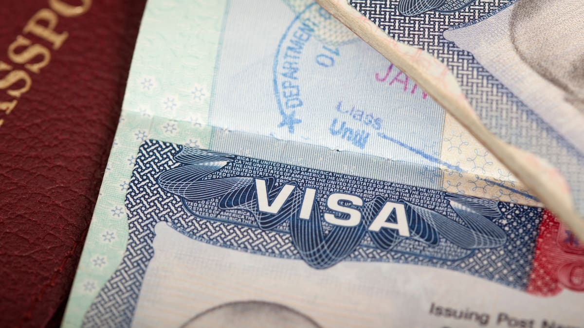 ¿Qué pasa si se queda a vivir en Estados Unidos con la visa de turista?
