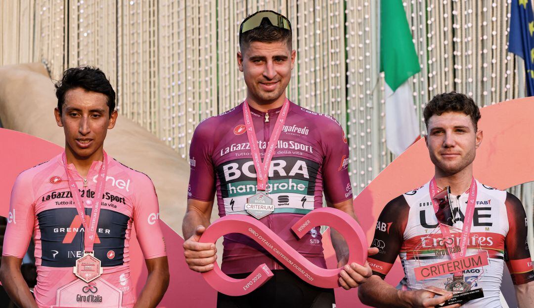 Egan Bernal en el podio del Criterium del Giro de Italia.