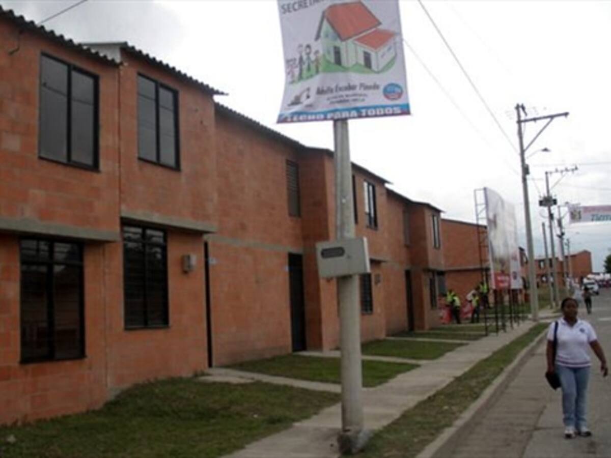 Propuesta de casas en estrato 6 va conducir a la ilegalidad: Miguel Uribe