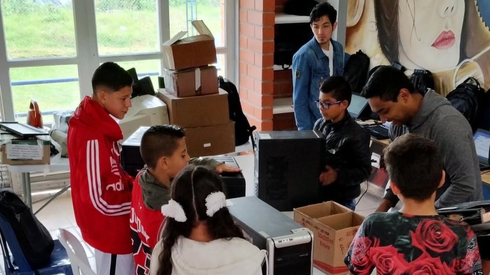 Para Nelson, las habilidades para la vida son fundamentales ya que le permiten a las niños enfrentar y adaptarse de manera efectiva a los desafíos cotidianos. Por eso, en la fundación él les enseña: pensamiento crítico, resolución de problemas, comunicación asertiva, adaptabilidad, conciencia social y ambiental. | Foto: Chispas de Esperanza