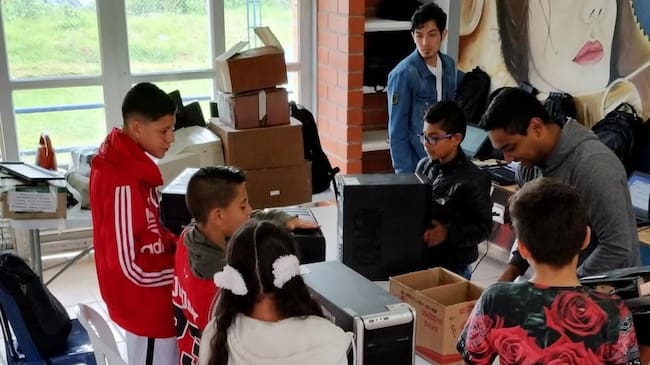 Para Nelson, las habilidades para la vida son fundamentales ya que le permiten a las niños enfrentar y adaptarse de manera efectiva a los desafíos cotidianos. Por eso, en la fundación él les enseña: pensamiento crítico, resolución de problemas, comunicación asertiva, adaptabilidad, conciencia social y ambiental. | Foto: Chispas de Esperanza