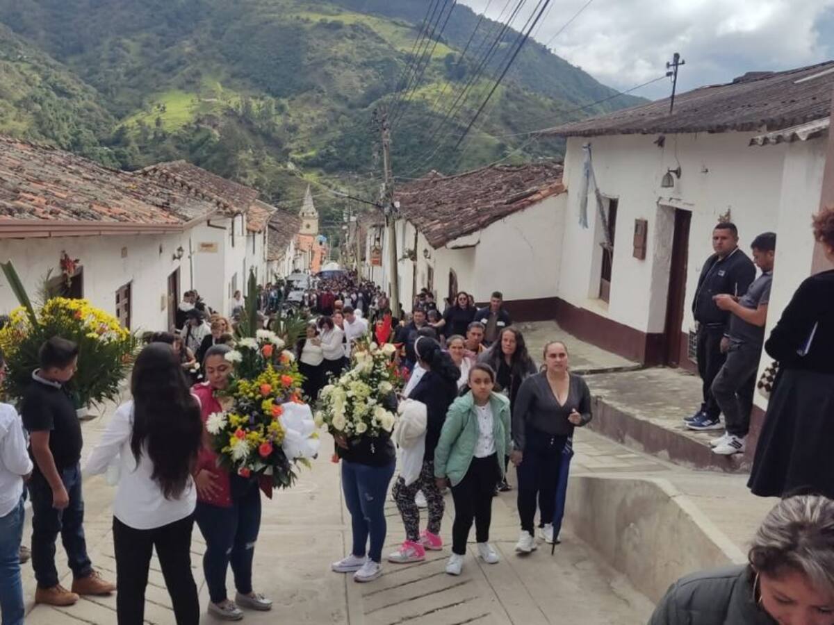 Con rancheras despidieron a minero muerto en California