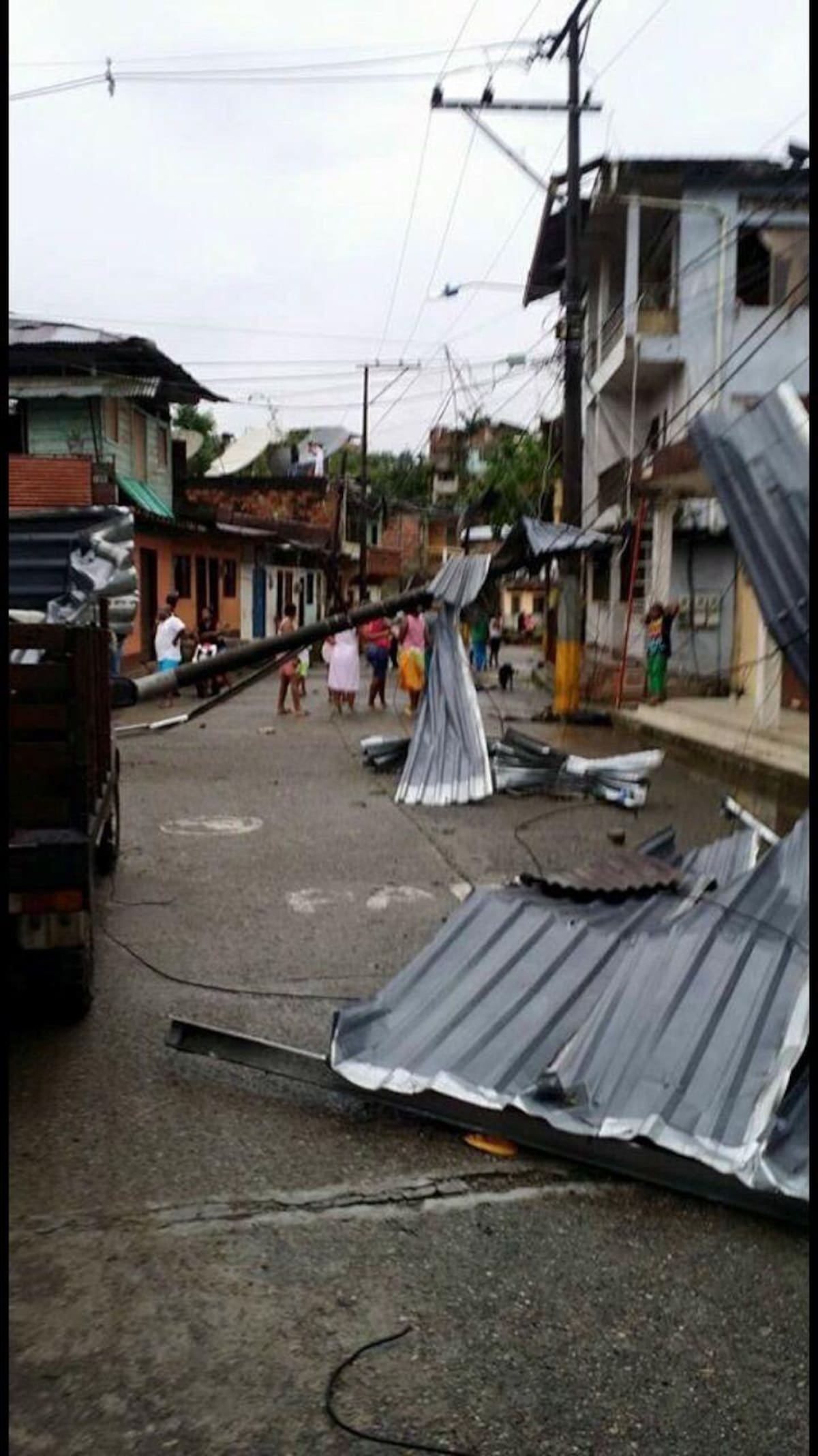 Una mujer muerta y 300 casas afectadas con el fenómeno natural. Dos templos de la localidad también resultaron averiados