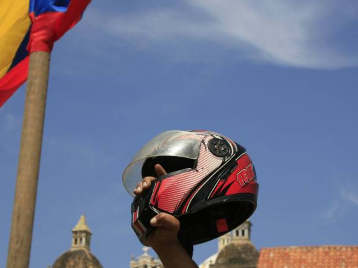Cascos al aire para rechazar decreto que prohíbe los parrilleros de moto