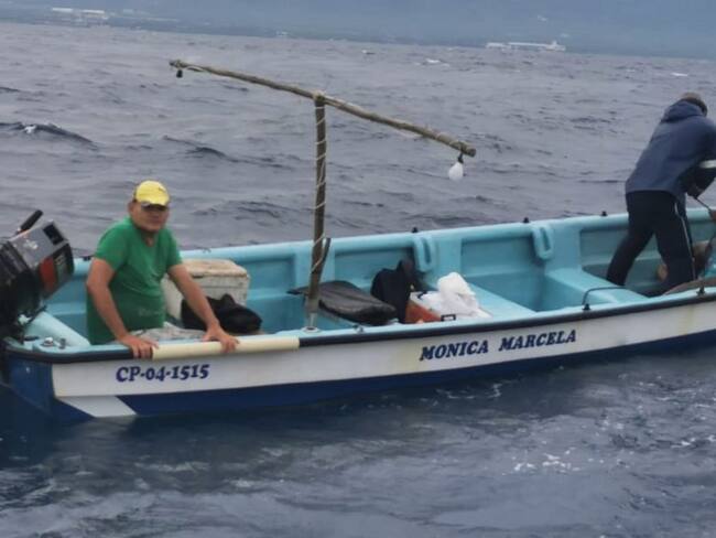 Armada rescata a tres pescadores tras quedar a la deriva en el altamar