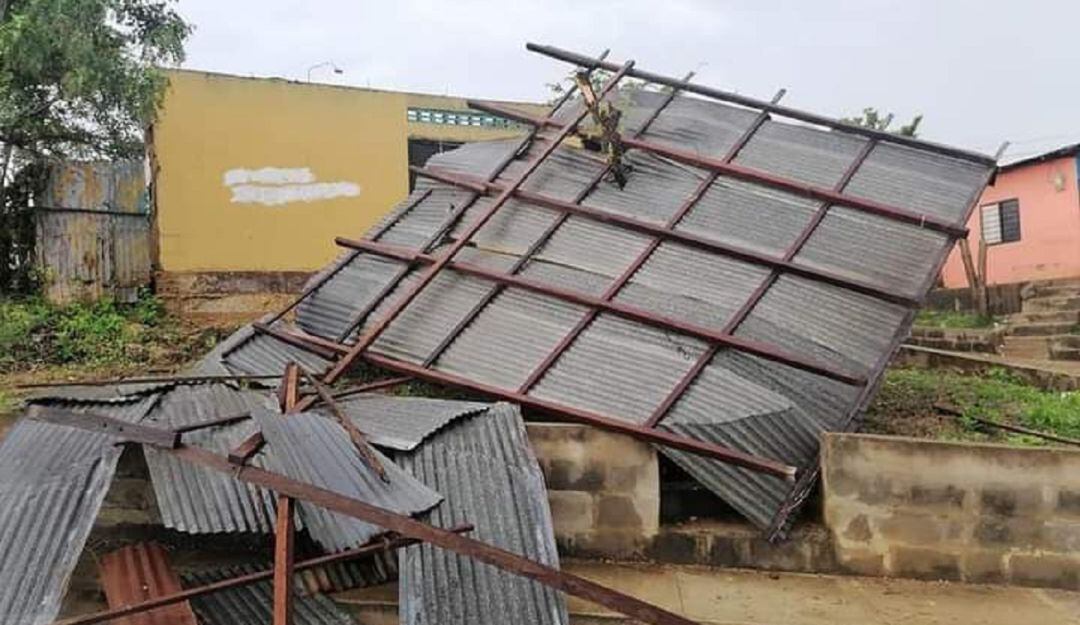 Los fuertes vientos y las intensas lluvias dejaron casas destechadas y paredes desplomadas en Córdoba Tetón, El Carmen de Bolívar y Simití
