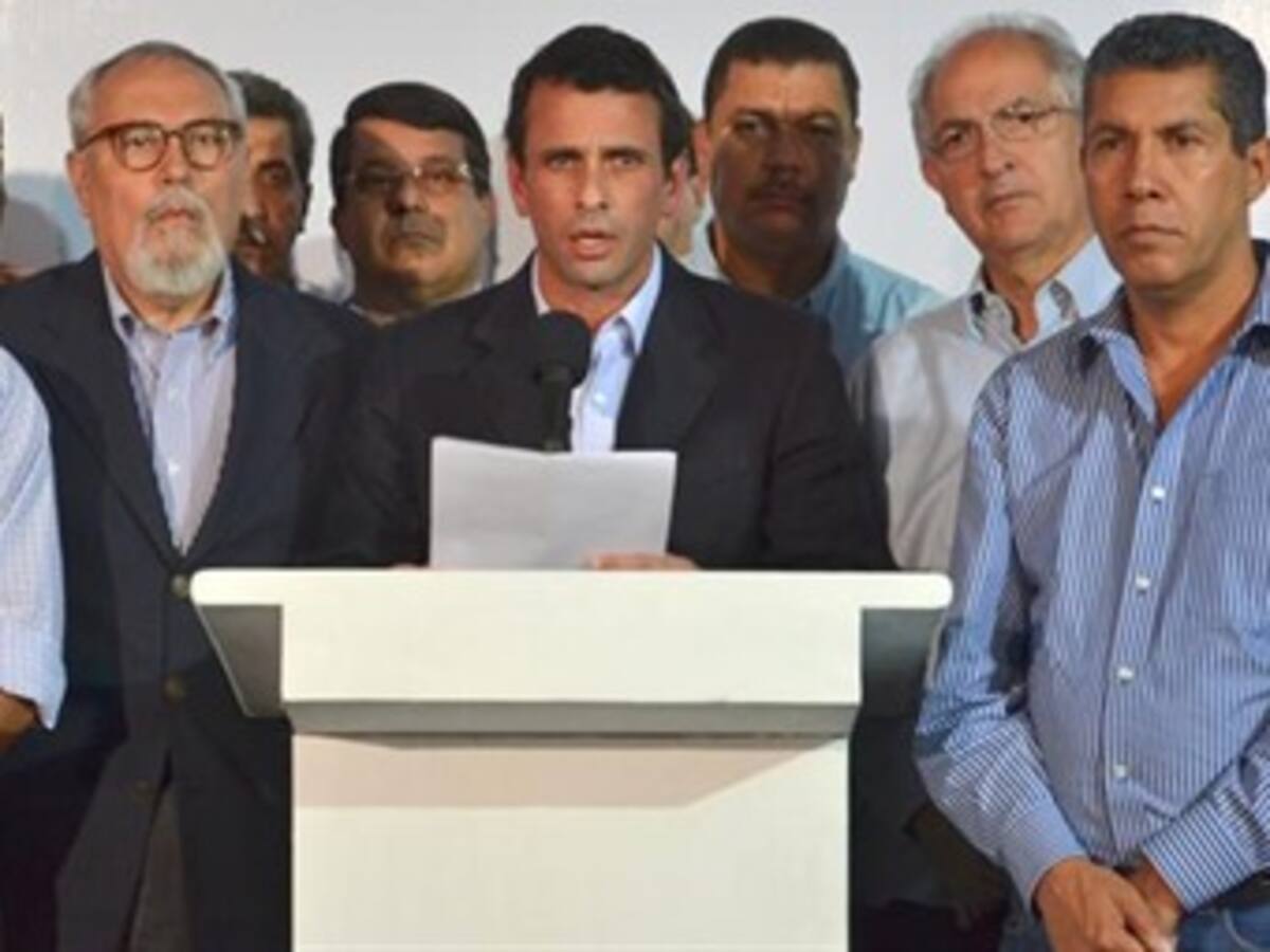 Oposición pide al gobierno diálogo que integre al país tras muerte de Chávez