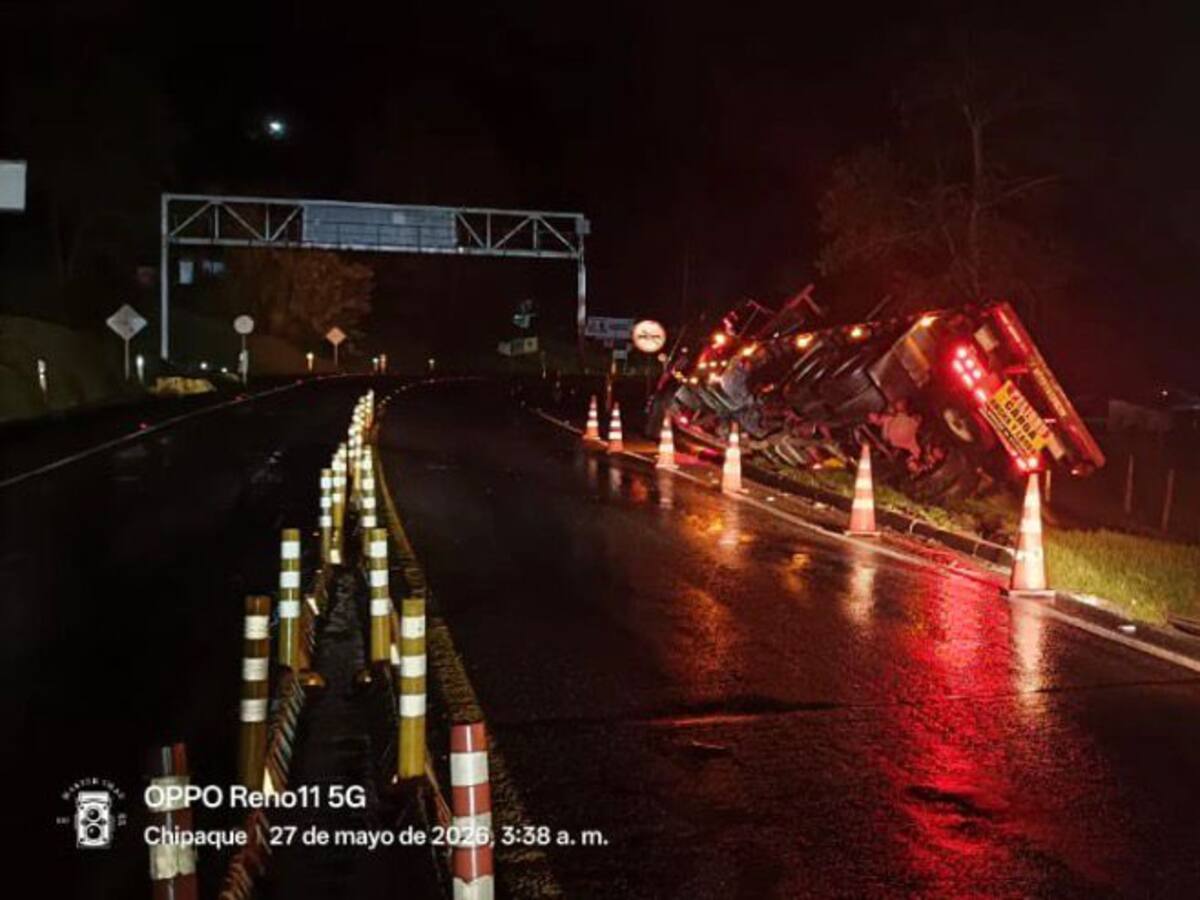 Continúan pasos alternos en la vía al Llano por derrame de combustible en el km25