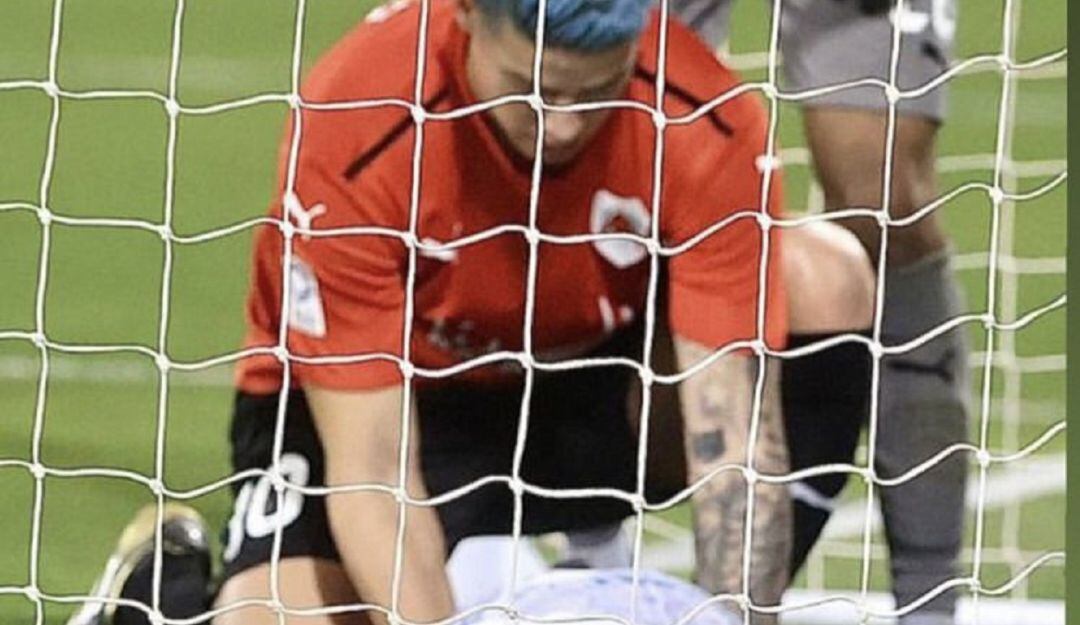 James Rodríguez asiste a su rival luego de que este se colapsara al sufrir un paro cardiaco. 