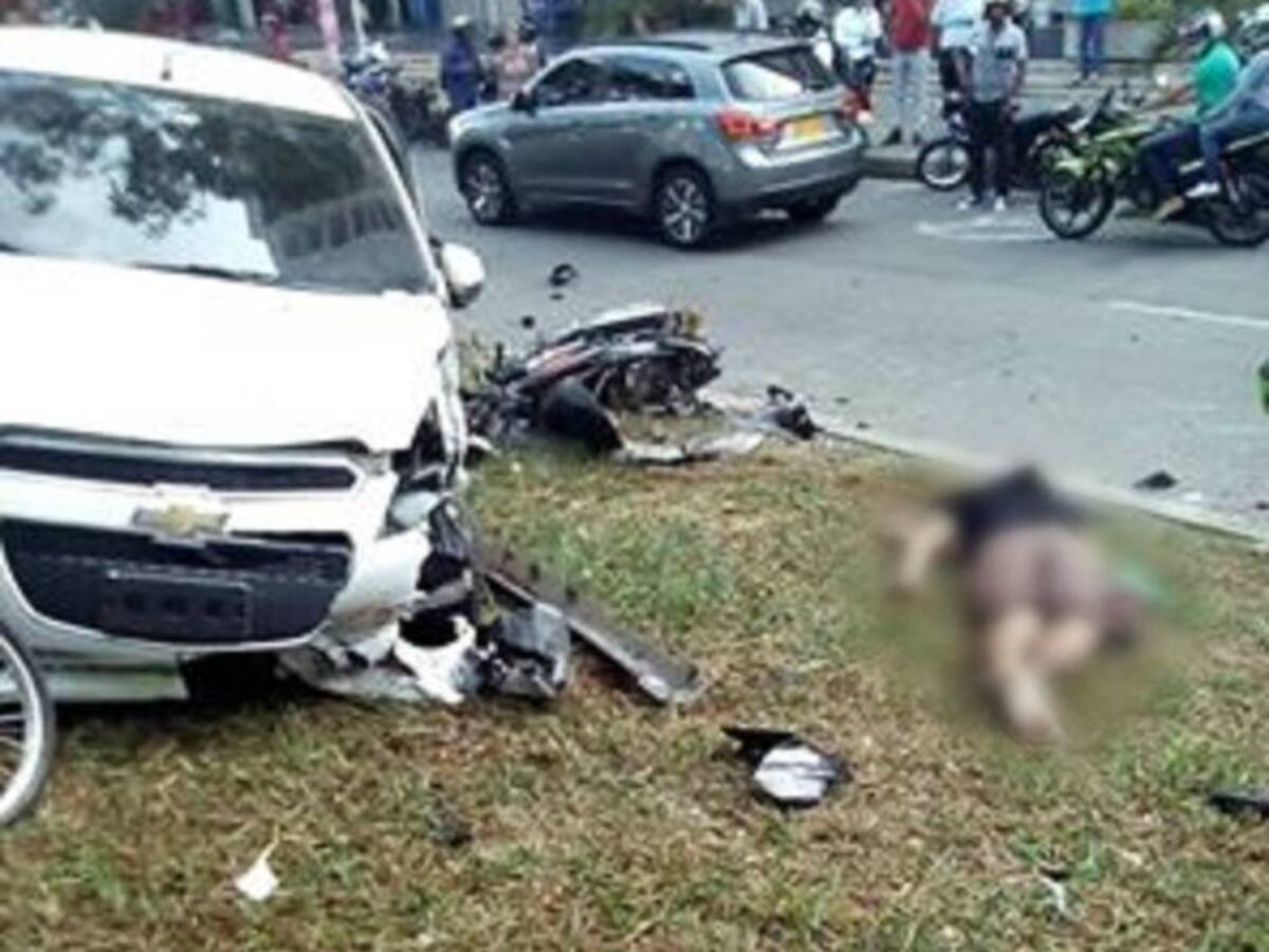Policía investiga conexidad entre motociclista muerto y otro herido durante robo de celular a mujer