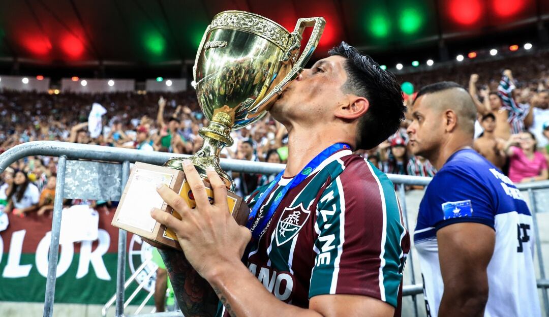 Germán Cano festeja con el trofeo del Campeonato Carioca.