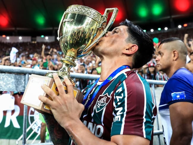 Germán Cano festeja con el trofeo del Campeonato Carioca.