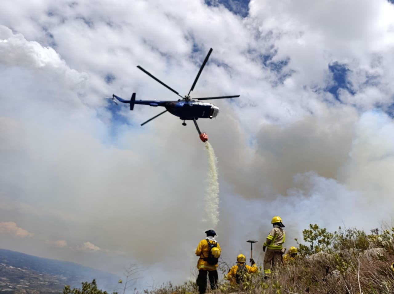 Más de 250 personas atienden incendio forestal en Villa de Leyva. Foto: suministrada.