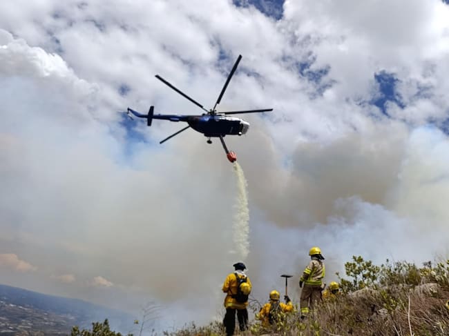 Más de 250 personas atienden incendio forestal en Villa de Leyva. Foto: suministrada.