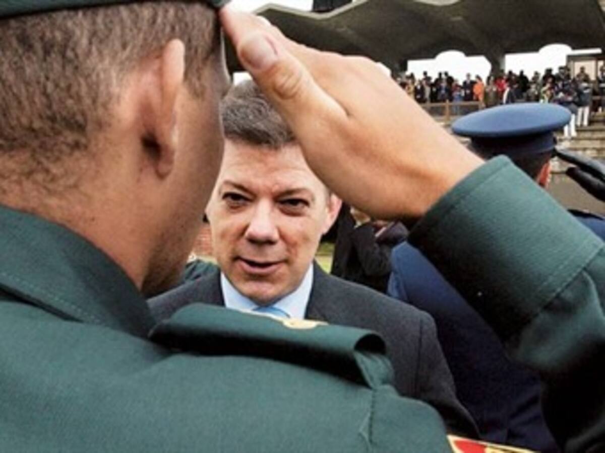 Santos y cúpula militar analizan incremento de ataques de la guerrilla